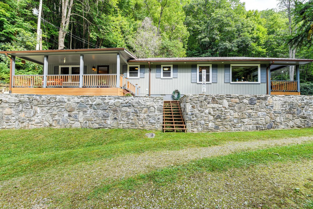 6 Mi to Waterrock Knob: 'serenity Cottage' view 4