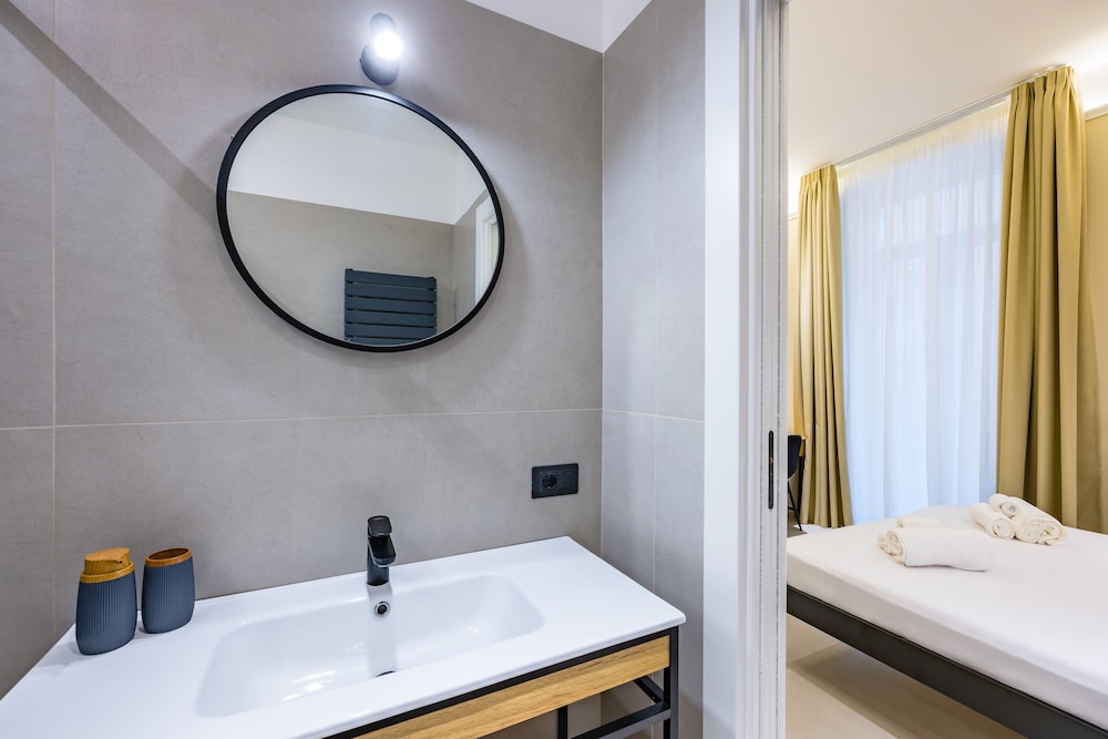 Modern Family Spacious Apartment Near Toledo