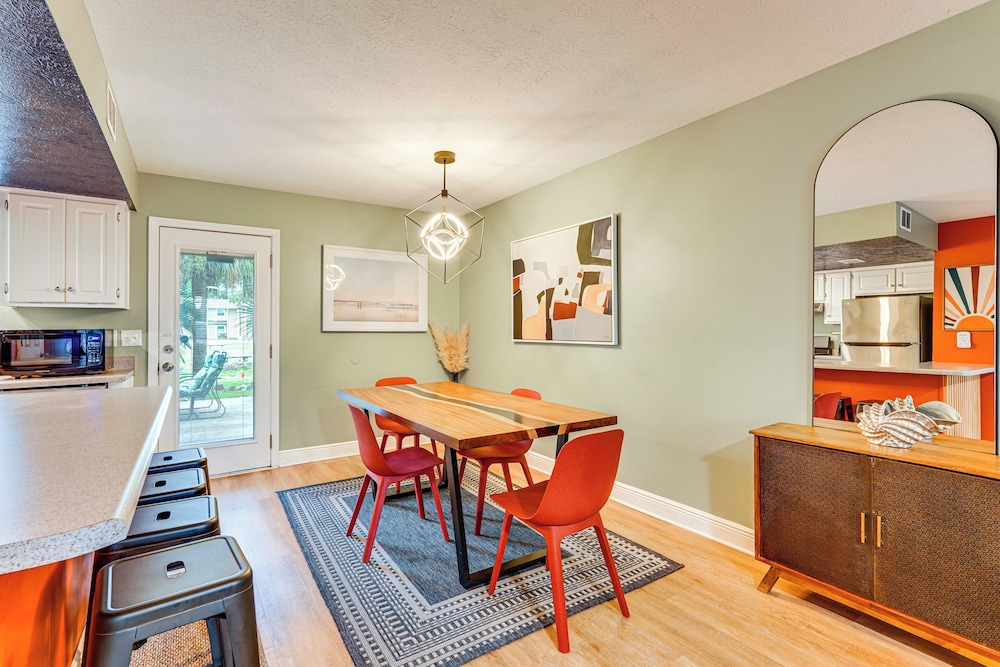 Resort-style PCB Townhome: Beach Access & Pools!