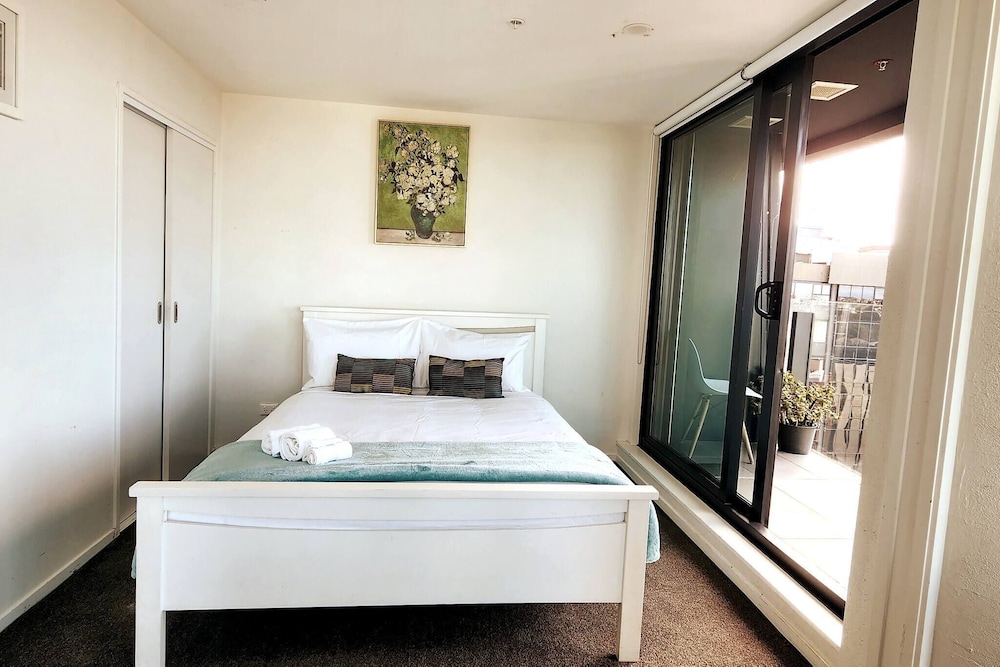 Sunny, Spacious And Magnificent Sea Views! view 2