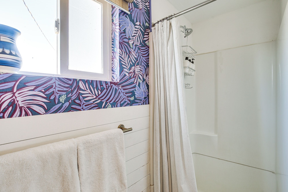 Boho Bungalow w/ Hot Tub: 16 Mi to Joshua Tree NP