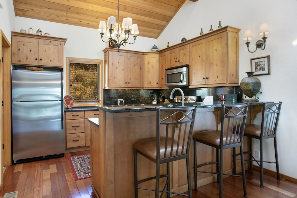 188 Ridgepoint 3 Bedroom Townhouse by RedAwning