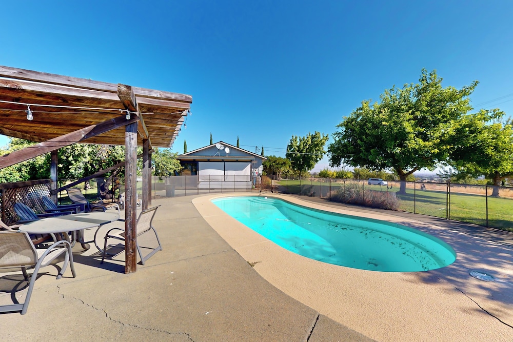 4BR Sierras-view Home w/ Pool & A/C - Dogs OK
