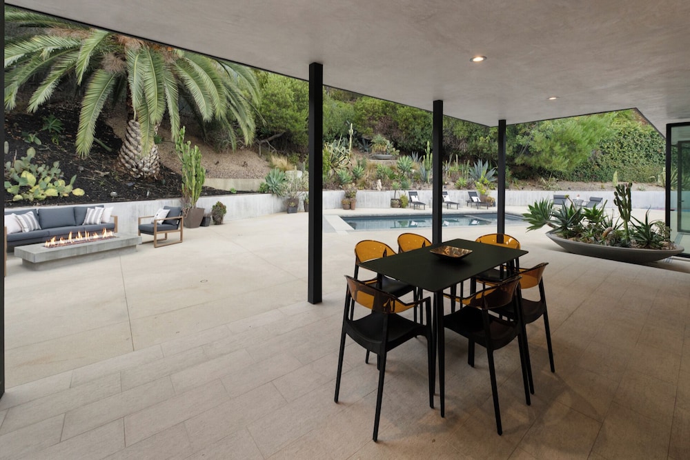 Valea Estate - Secluded Beverly Hills Retreat 1-acre Oasis