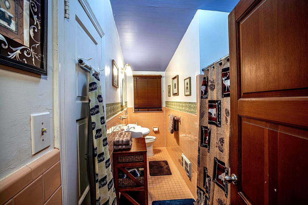 Bear Creek Lodge and Cabins in Helen Ga - Pet Friendly, River on Property, Walking Distance to downtown Helen