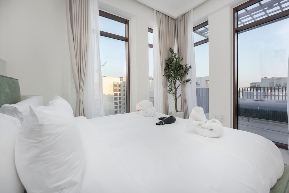 Peaceful 4-bedroom Bright Kitchen Space in Dubai Creek Harbour