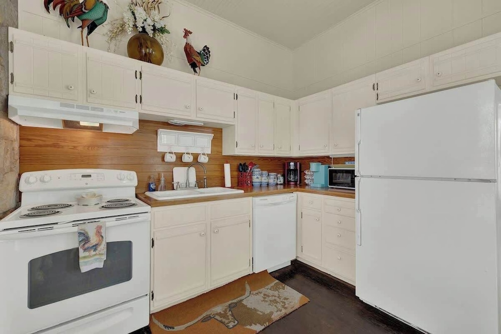 Charming Balcony Suite Overlooking Main Street-walk to Everything!