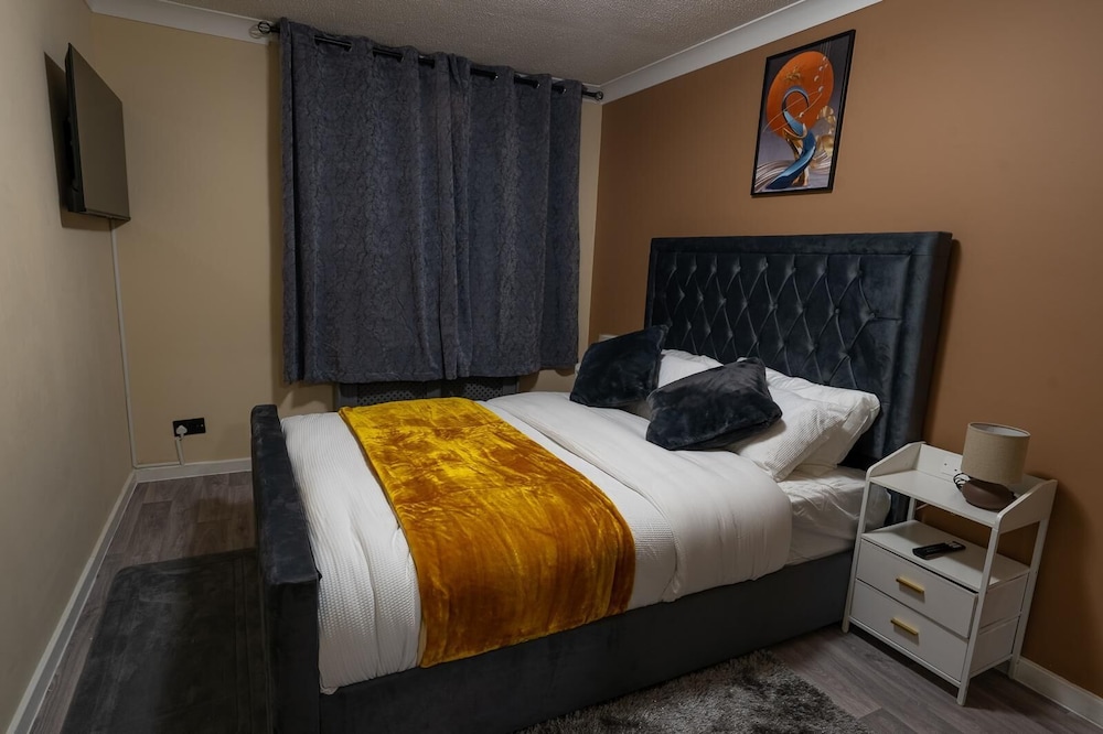 Charming 2 Bedroom Luxurious Home in Thamesmead South East London