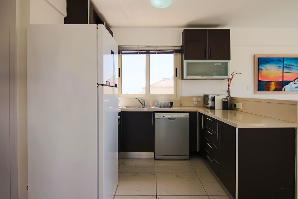 Phaedrus Living Seaside Luxury Flat Pervolia view 4