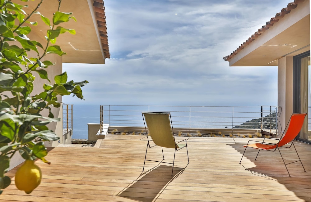 Luxurious Architect-designed Property Pool sea View