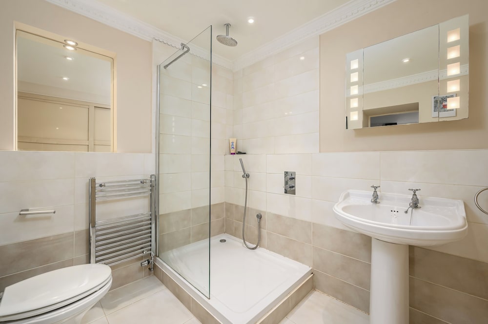 Elegant 3-Bedroom Flat in West End