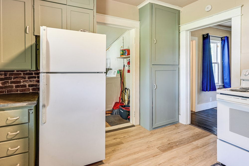 3 Mi to Dtwn Saginaw: Cozy Family Home w/ Yard!