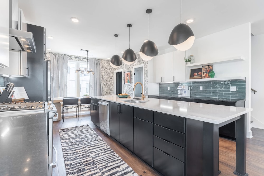 Luxe 4BR With Fire Pit Grill and City Views