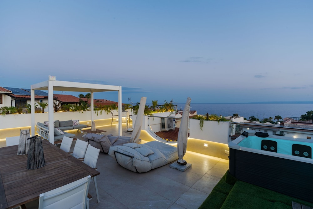 Terrace Jacuzzi - Tropicalia by Wonderful Italy