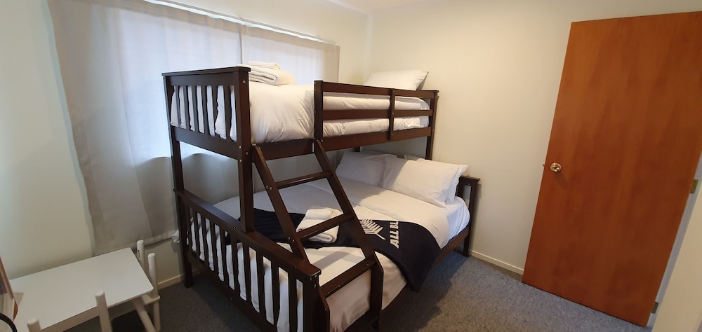 Cheerful 3BR Home - Free WiFi & Netflix view 5