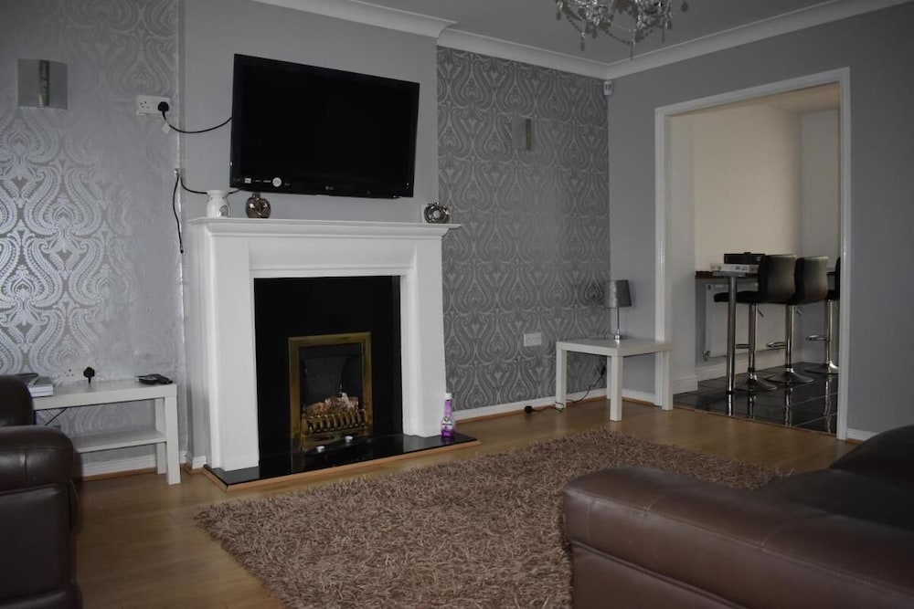 Charming Liverpool Home With Gardens and Parking