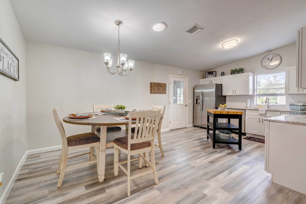 Peaceful Lady Lake Home w/ Screened-in Porch! view 5