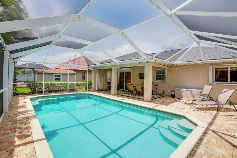 Game Room & Hot Tub: Easy Cape Coral Adventures