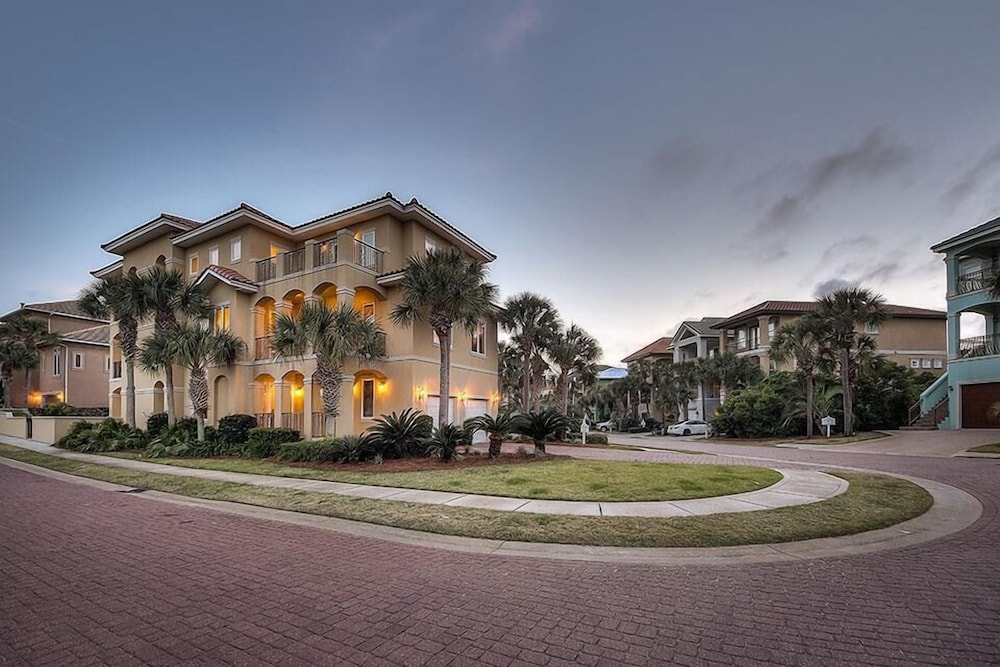 Bella Destina 5 Bedroom Holiday Home by Five Star Properties