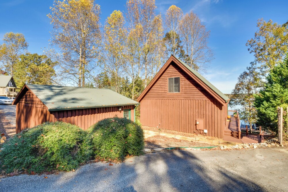 Beautiful Lake Keowee Home w/ Boat Dock & Fire Pit