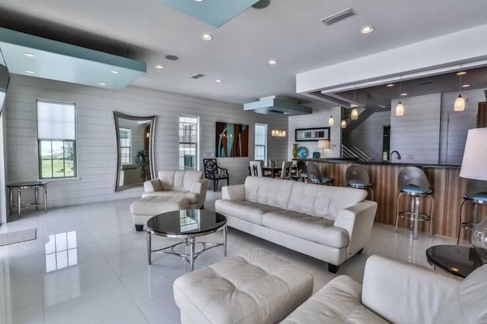 Bord du Mer 6 Bedroom Holiday Home by Five Star Properties
