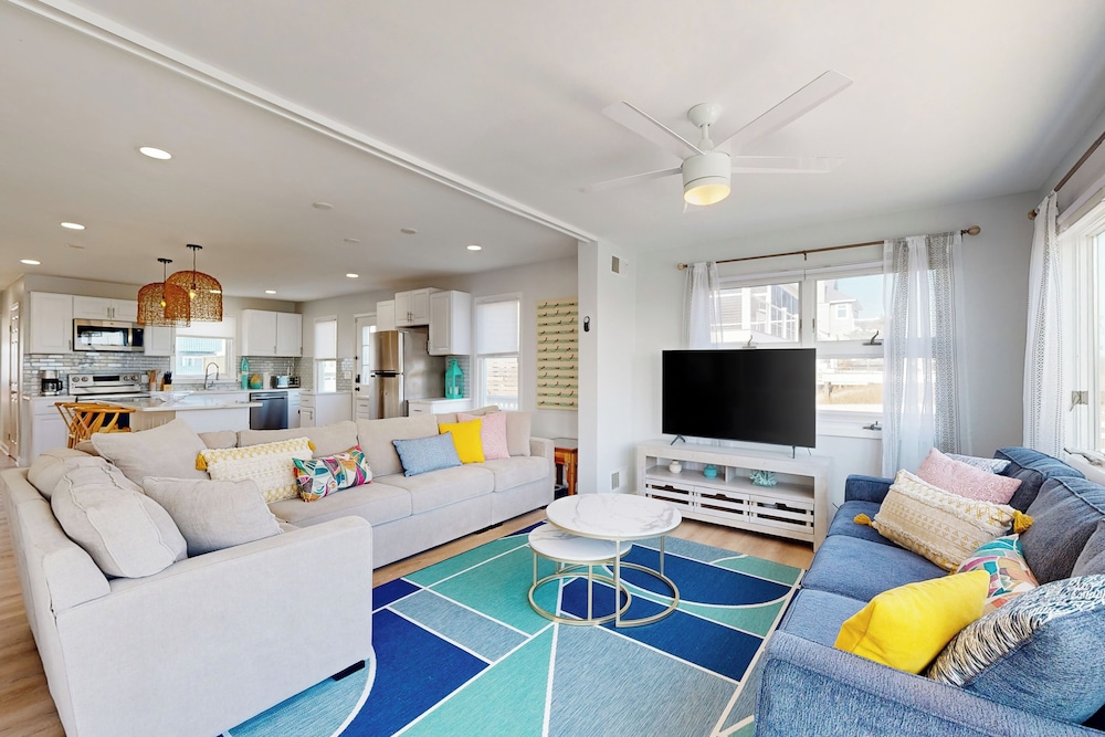 5BR Beachfront Home w/ Large Deck, Grill, W & D