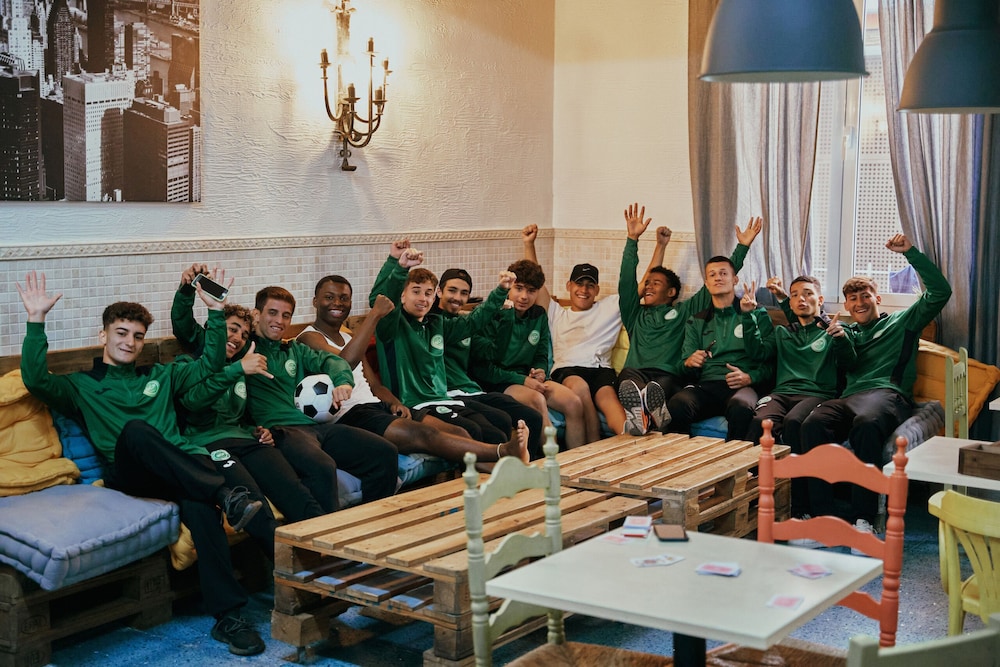 LOFT HOSTAL Group 28