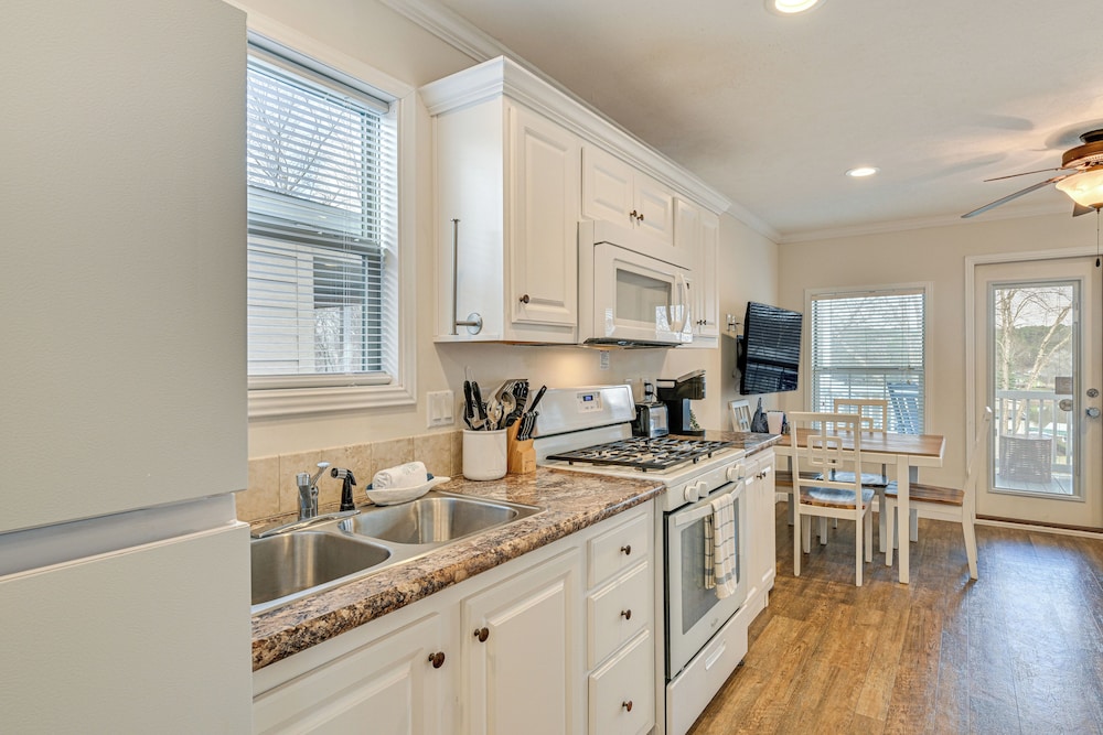 < 1 Mi to Lake Norman Marina: Home w/ Pool Access