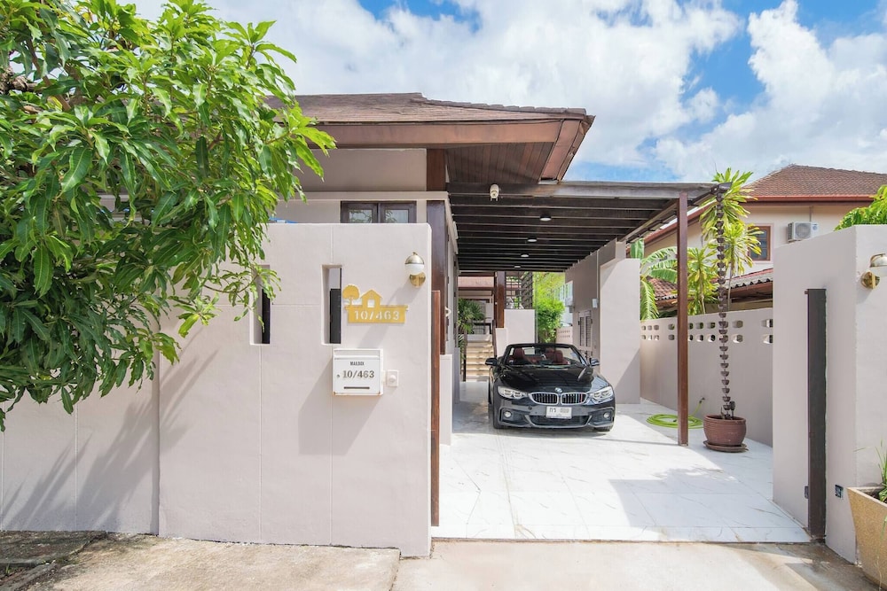 Spacious Private 4 BR Villa With a Working Office