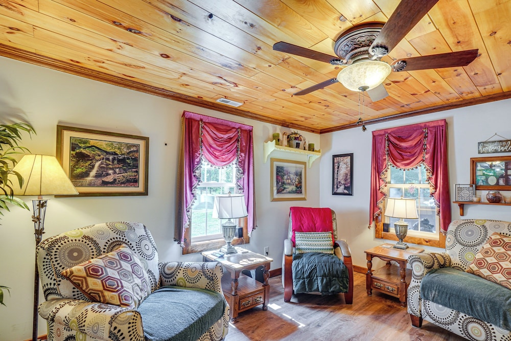 Riverfront Cabin - 6 Mi to Great Smoky Mtns NP!