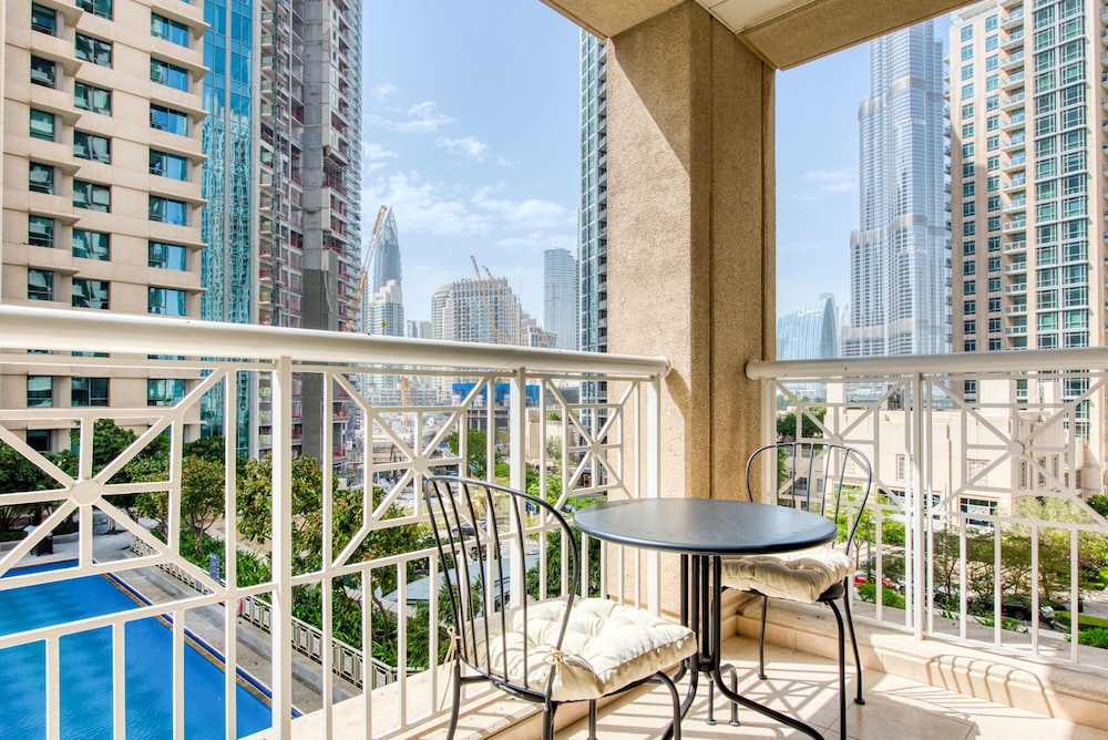 Maison Privee - Radiant Urban Retreat with Iconic Burj Khalifa Vws
