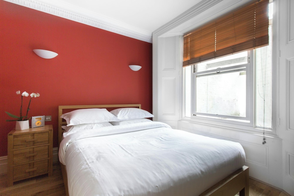 Clanricarde Gardens II by Onefinestay