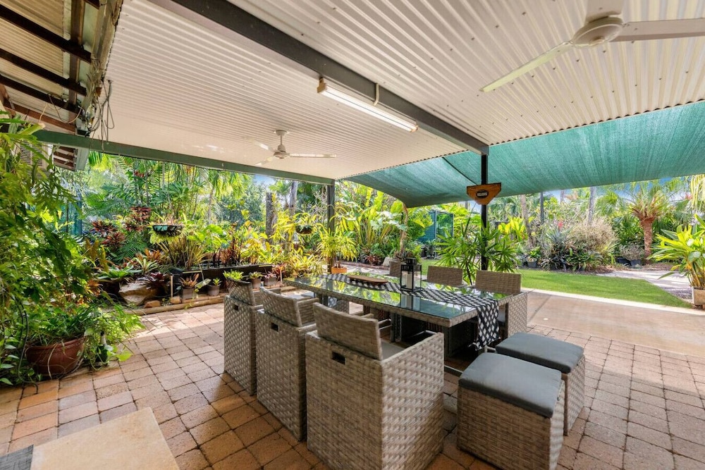 Nature s Nest Pool SPA Outdoor Kitchen Dining