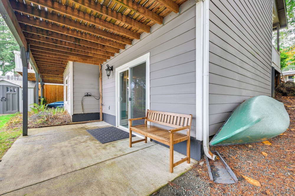 Lakefront Gem w/ Deck & Grill in Shelton