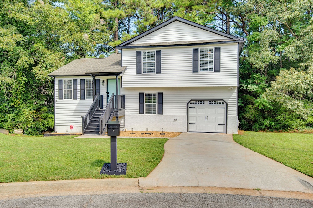 7 Mi to Dtwn Atl: Upscale Family Home w/ Balcony