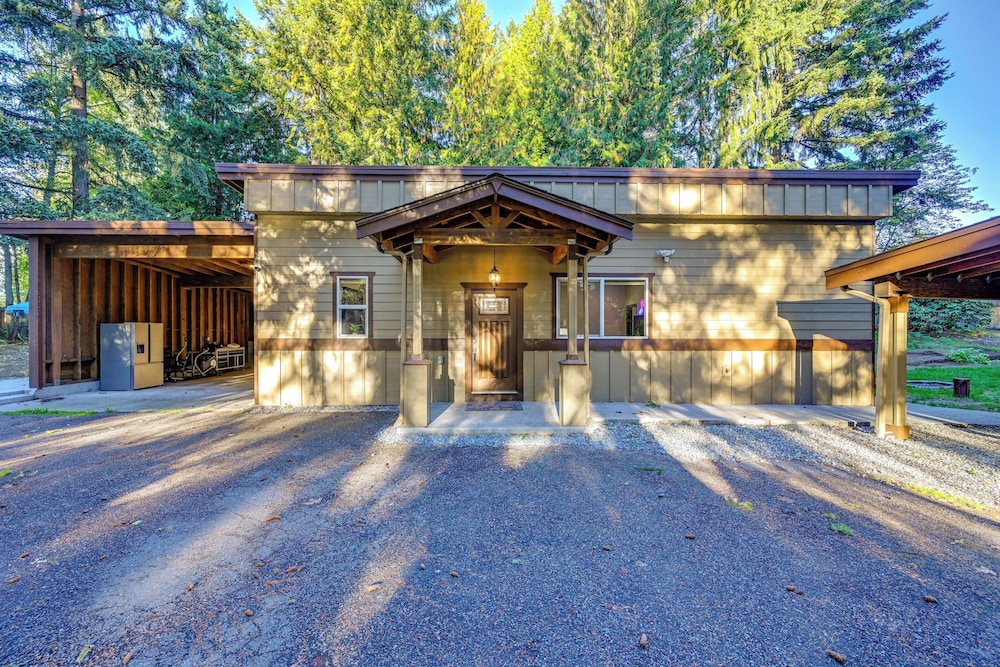 Day Trip to Snoqualmie! Lakefront Home w/ Hot Tub view 5