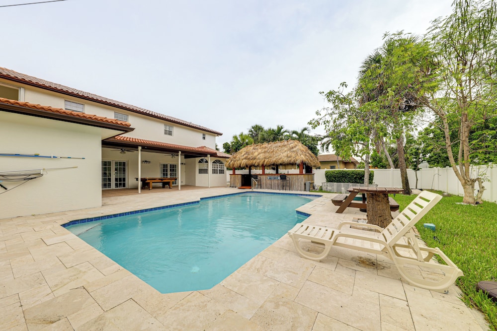 Swim, Barbecue & Game: Home 4 Mi to Pompano Beach!