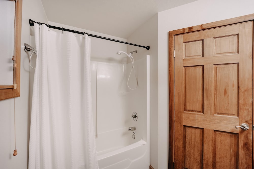 Mt Baker Rim Cabin 24 - Hot Tub, Wifi, Air Conditioning, Sleeps 8