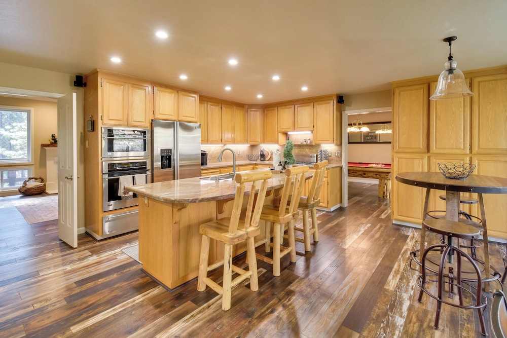 Hot Tub + Pool Table: Cabin Near Calaveras Park!