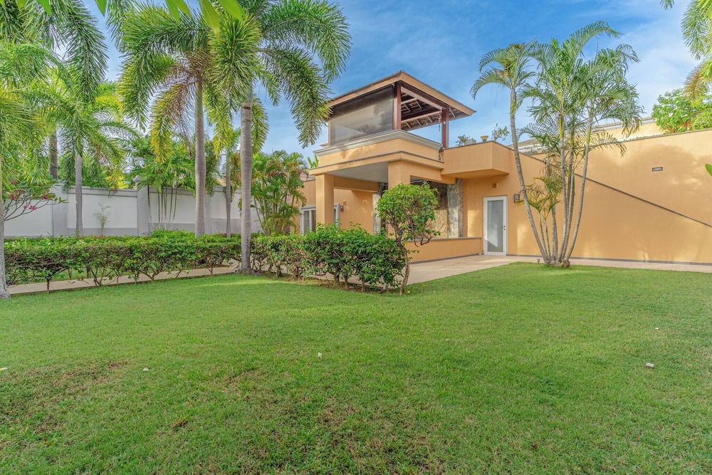 Tropical Luxury 4BR Pool Villa w Game Area