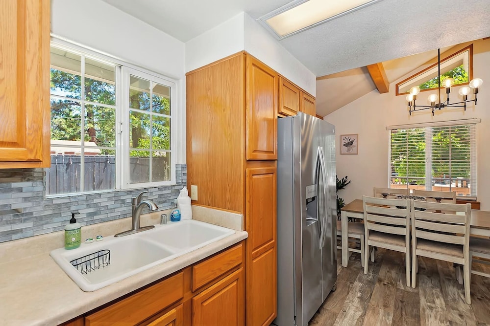 Bear Cub Cottage with HotTub & Firepit