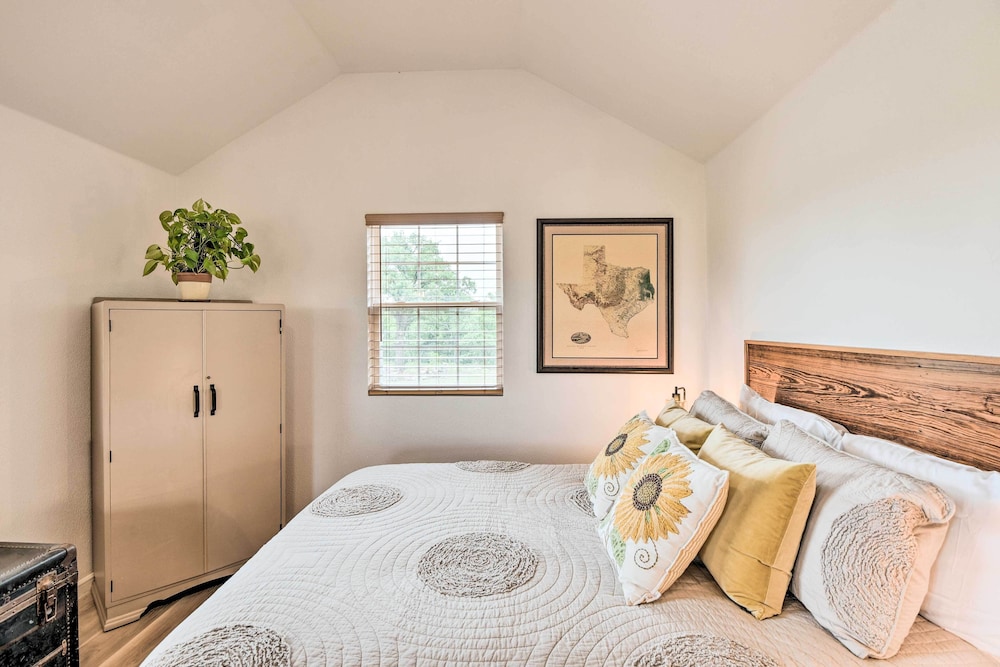 On-site Pond & Fire Pit: Montague Retreat! view 4