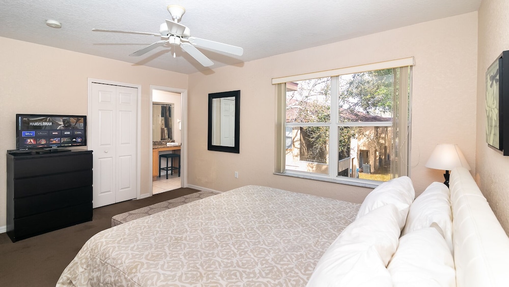 Renovated Home Near Beach and Shopping - Image 4