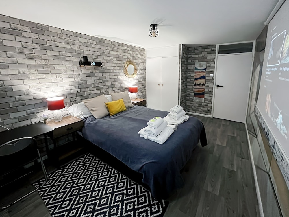Central Brighton 1-bedroom Flat Modern & Bright Walk to Beach Sleeps 2