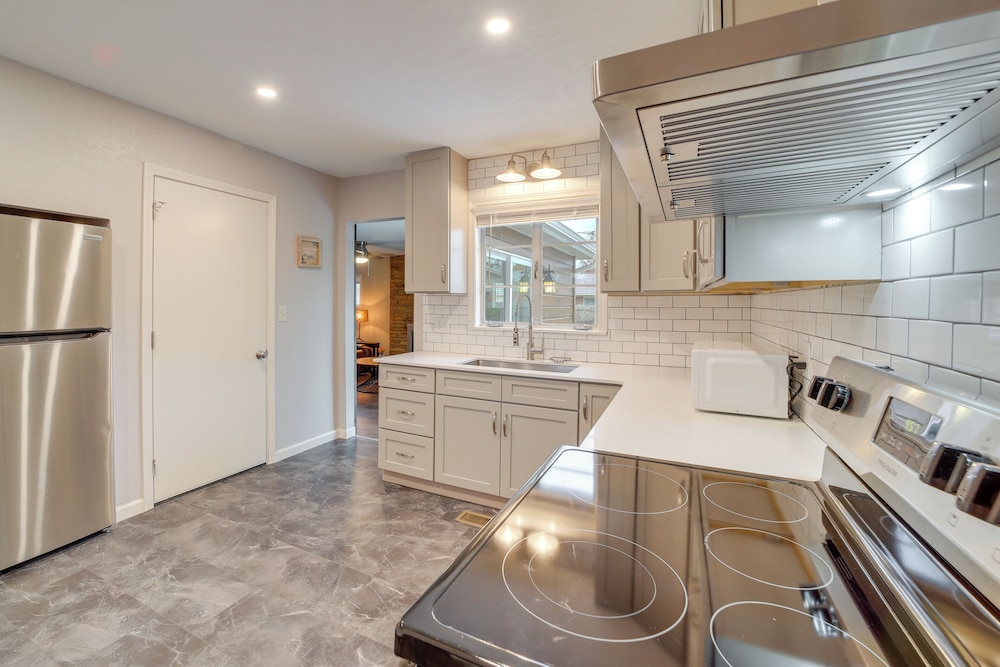 6 Mi to Dtwn: Dog-friendly Home w/ Yard in Tulsa