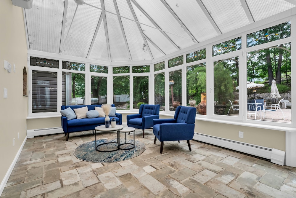 Cozy Family Retreat With Great Views and Game Room