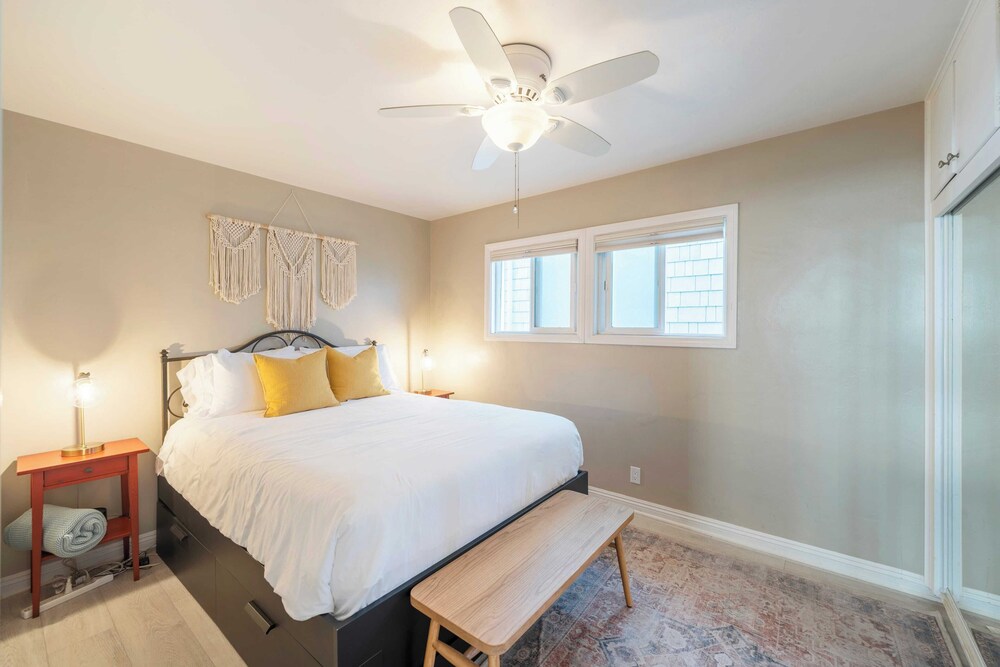 Sleeps 18 Dock, Walk to Beach, Balboa Fun Zone & Dining Edgewater Place