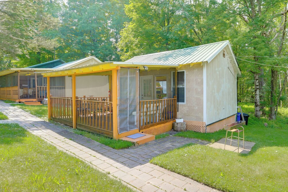 6 Mi to Bethel Woods: Cabin w/ Pool Access