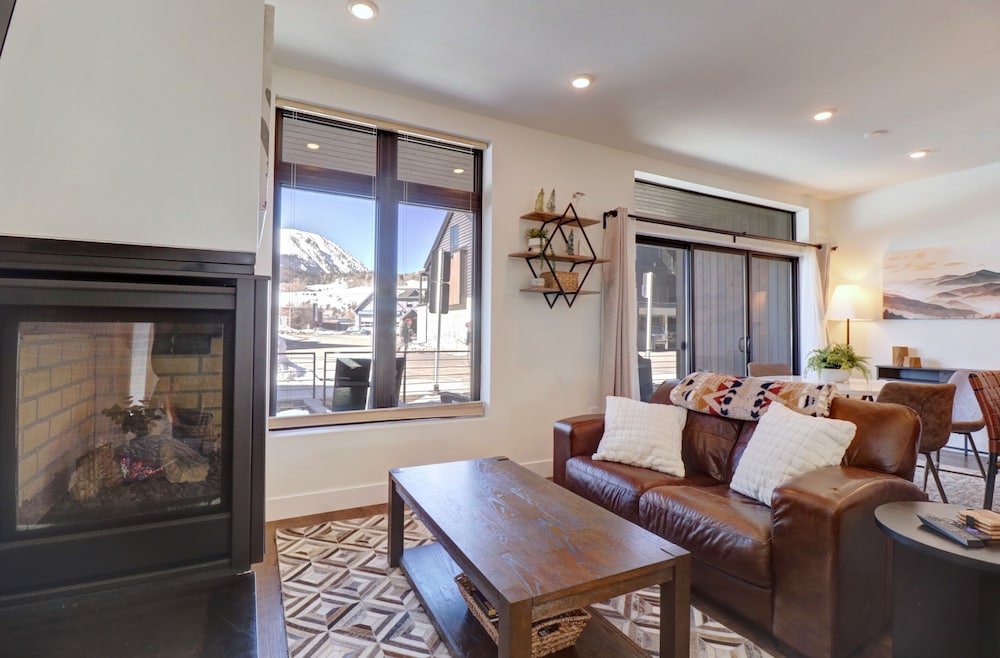 River West 515 2 Bedroom Condo