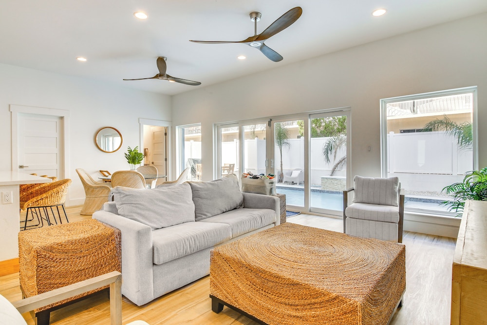 1 Block to Beach: South Padre Island Paradise!